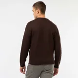 Sweater de punto con diseño trenzado, cuello redondo y mangas largas con puños acanalados.