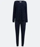 Conjunto de pijama largo de poliéster y elastano, color azul marino con estampado de mini flores. Incluye una blusa de manga larga con cuello en V y un pantalón largo con detalle en la barra.