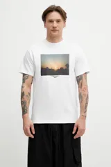Remera de manga corta Carhartt WIP en color blanco, con cuello redondo y estampado fotográfico central de un atardecer con el logotipo de la marca debajo.