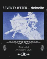 Baby tee blanca de manga corta, corte ajustado, con estampado frontal en color rojo que muestra tres caballos galopando sobre una banda con llamas y un logo central.