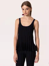 Musculosa negra con rayas verticales azules, de tejido elastizado, con breteles y volados en la parte inferior.