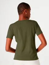 Camiseta básica de manga corta con escote en V, confeccionada en tejido de punto liso.