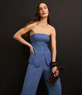 Pantalón de vestir azul de corte palazzo, tiro alto, con pinzas delanteras y bolsillos laterales.