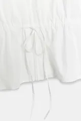 Chaqueta de nylon color blanco, con cuello subido y cordón ajustable, manga larga con puños elásticos y cordón ajustable en la cintura. Cierre frontal con cremallera oculta.