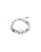 Pulsera doble de aleación de metales bañados en plata, con dije central de estrella y cristales facetados multicolor intercalados.