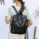 Mochila urbana de diseño versátil, confeccionada en eco cuero negro. Presenta un compartimento principal con cierre frontal, bolsillos laterales con cierre y correas ajustables que permiten llevarla como mochila o como bolso al hombro.