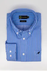Camisa de vestir Club House con diseño de rayas verticales azules y blancas, cuello button down y bolsillo frontal con bordado de un ave.