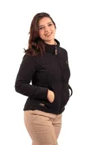 Campera de micropolar negra con cierre frontal y bolsillos laterales con cierre.