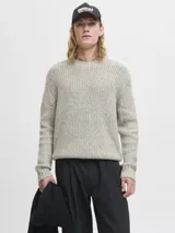 Sweater de punto con cuello redondo y manga larga, de calce holgado. Presenta un diseño de tejido acanalado con textura melange en tono gris claro, puños y ruedo con terminación acanalada.
