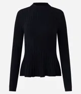 Blusa de punto canalé color negro, con cuello alto, manga larga y diseño ajustado con dobladillo estilo peplum.