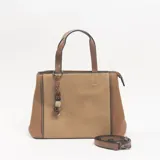 Cartera tipo tote de color khaki y marrón, con diseño combinado de textura lisa y tejido tipo sarga. Incluye doble asa de mano, correa larga extraíble y un dije decorativo con cuentas de madera y piedra colgando de una de las asas.
