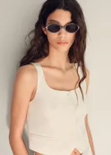 Chaleco de lino y viscosa color blanco, con tirantes anchos, escote cuadrado y cierre frontal con botones ocultos bajo tapeta.
