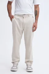 Pantalón de lino color beige, de corte recto y diseño clásico con bolsillos laterales y traseros, ideal para un estilo fresco y elegante.