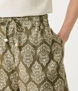 Short de viscosa y lino con estampado étnico, cintura elástica y bolsillos laterales.