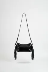 Cartera negra de hombro con flecos laterales, cierre de cremallera y correa ajustable con detalles metálicos.