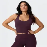 Top deportivo color bordó, de escote en V y diseño de espalda nadadora, confeccionado en tejido ultrasuave con sujetador incorporado.