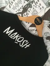 Remera negra de algodón con estampado frontal de una tabla ouija en color blanco.