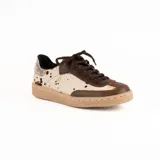 Championes de estilo urbano con diseño combinado en cuero negro y paneles laterales con estampado animal print tipo leopardo. Presenta detalle en color dorado en el talón, cierre con cordones negros y suela de goma en tono natural.