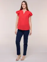 Blusa de gasa roja con escote en V y abotonadura parcial frontal. Presenta mangas cortas con doble volado y corte semi entallado.