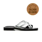 Sandalia casual de cuero color plateado, con tiras cruzadas y suela plana.