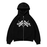 Hoodie con cierre frontal, color negro, de corte regular fit. Presenta un estampado frontal grande en blanco con un diseño abstracto y estilizado, similar a un monograma o símbolo.