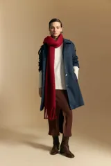 Polera de cuello alto confeccionada en tejido de punto negro, con diseño de textura acanalada en cuello, puños y ruedo, y trama vertical en mangas y espalda.