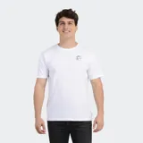 Remera de manga corta color blanco, con cuello redondo y pequeño logo circular estampado en el pecho.