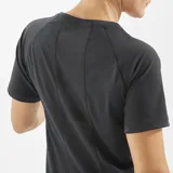 Remera deportiva Salomon modelo Outline, de color negro, manga corta y cuello redondo, diseñada especialmente para senderismo y actividades al aire libre.