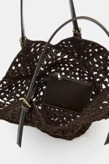 Bolso formato shopper de color marrón con cuerpo trenzado y diseño geométrico. Cuenta con doble asa de hombro en combinación de materiales y compartimento interior extraíble con cremallera.