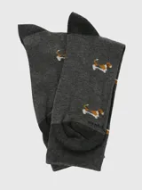 Calcetín de largo medio en color gris oscuro con estampado de perros de raza Basset Hound. Presenta puntera y talón reforzados en un tono gris más oscuro.