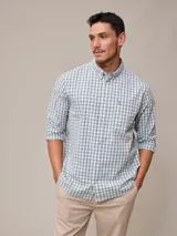 Camisa de manga larga para hombre, color verde salvia con estampado a cuadros vichy en blanco. Presenta cuello abotonado y un pequeño logo bordado en el pecho.