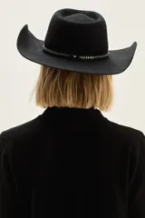 Sweater de punto color beige, con cuello redondo, manga larga y puños acanalados.