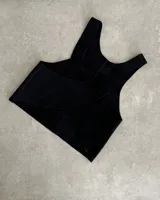 Chaleco negro de cuero agamuzado con espalda cruzada.