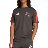 Remera de algodón color gris oscuro con cuello redondo y mangas cortas. Presenta el logo de Adidas en el pecho derecho y el logo de Audi Revolut F1 Team en el pecho izquierdo. Incluye detalles de tres rayas rojas en los hombros y mangas.