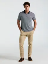 Polo de hombre con estampado jacquard en tonos azul y blanco, cuello clásico con cierre de cremallera corto y ribete a contraste en cuello y mangas.