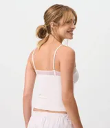 Blusa de pijama seamless color blanco de la marca Lov, confeccionada en poliamida con elastano. Presenta tirantes finos y detalle de encaje en el escote en V.