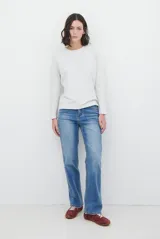 Pantalón jean de corte recto y tiro medio-alto, con lavado azul clásico y costuras en contraste.