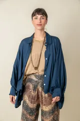 Camisa oversize marrón de viscosa con mangas largas terminadas en puños fruncidos.