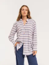 Camisa oversize con cuello mao, puño grueso y frunces en la espalda. Diseño a rayas horizontales azules y beige.