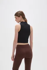 Top sin mangas de punto acanalado, con cuello alto y ajuste al cuerpo.