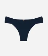 Bombacha de bikini azul marino confeccionada en microfibra texturizada, con laterales drapeados y anchos que aportan mayor comodidad. Cuenta con forro interno y detalle de medalla metálica en la parte posterior.