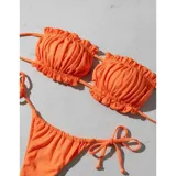 Bombacha de bikini tanga naranja con diseño plisado y tiras laterales ajustables. Fabricada en licra.