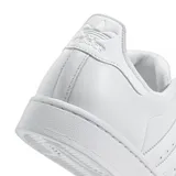 Championes Adidas modelo Superstar, color blanco total, con diseño clásico de puntera de goma y las icónicas tres tiras perforadas en los laterales.