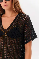 Vestido largo de crochet color negro, con diseño calado, escote en V y mangas cortas, ideal para usar como salida de playa.