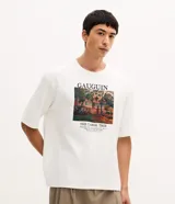 Remera Marfinno de manga corta y cuello redondo, de color blanco y corte holgado. Presenta una estampa frontal con la obra de arte 'The Large Tree' de Paul Gauguin y tipografía decorativa.