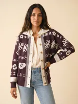Cardigan de punto color cacao con estampado floral en color crema, cuello abrigado y cierre frontal de botones.