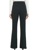 Pantalón negro de vestir, de corte acampanado, con raya marcada en la parte delantera y trasera, bolsillos de ojal y logo esmaltado de Tommy Hilfiger encima del bolsillo trasero.