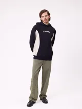 Canguro azul marino con capucha, bolsillo canguro frontal y paneles laterales en color bordó con ribetes blancos. Logo "Rusty" estampado en el pecho.