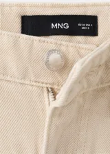 Jeans de algodón estilo vaquero, diseño balloon de tiro medio con perneras amplias y dobladillo vuelto en los bajos. Cuenta con trabillas, cinco bolsillos tradicionales y cierre frontal con cremallera y botón.