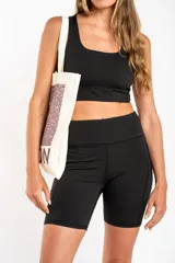 Short tipo biker de tiro alto, confeccionado en tejido técnico elástico de secado rápido, con costuras reforzadas y bolsillos laterales integrados.